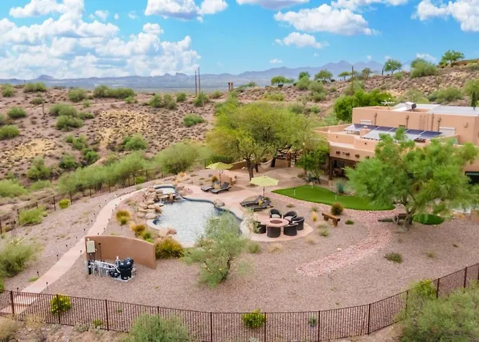 Stunning Secluded Ranch, Sleeps 6 Comfortably, Pool & Jacuzzi Holiday home *