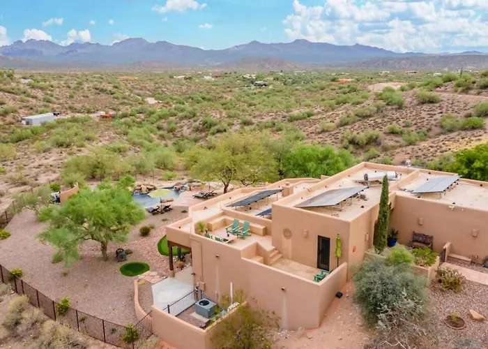 Stunning Secluded Ranch, Sleeps 6 Comfortably, Pool & Jacuzzi Holiday home *