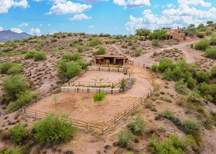Stunning Secluded Ranch, Sleeps 6 Comfortably, Pool & Jacuzzi *