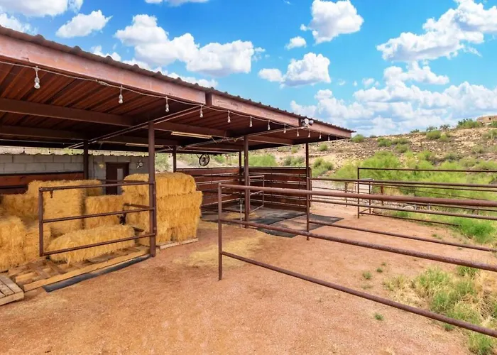 Holiday home Stunning Secluded Ranch, Sleeps 6 Comfortably, Pool & Jacuzzi *
