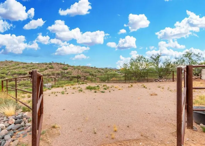Stunning Secluded Ranch, Sleeps 6 Comfortably, Pool & Jacuzzi