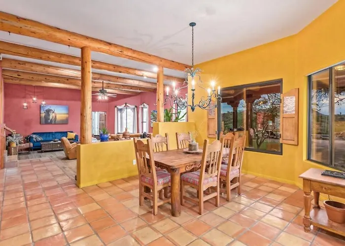 Stunning Secluded Ranch, Sleeps 6 Comfortably, Pool & Jacuzzi Holiday home *