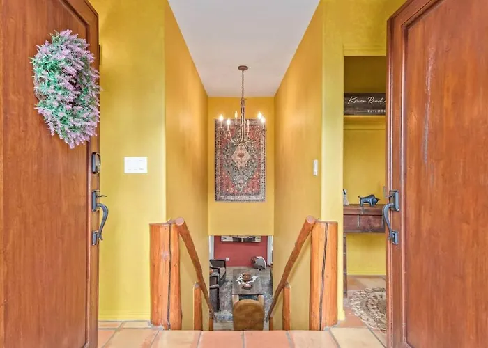 Stunning Secluded Ranch, Sleeps 6 Comfortably, Pool & Jacuzzi