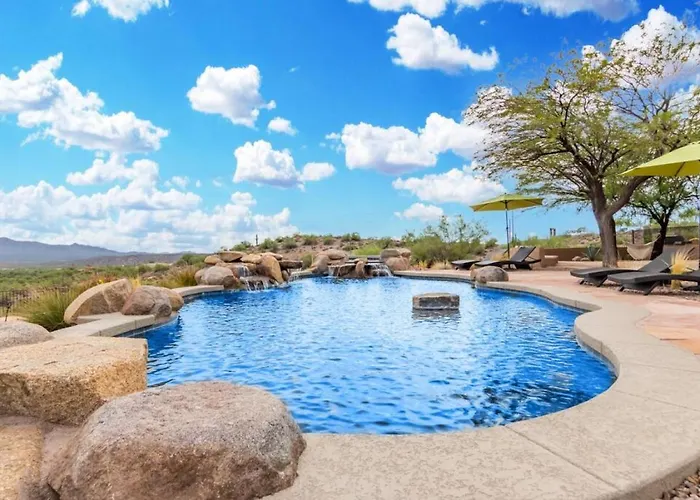 Stunning Secluded Ranch, Sleeps 6 Comfortably, Pool & Jacuzzi