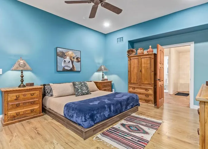 Stunning Secluded Ranch, Sleeps 6 Comfortably, Pool & Jacuzzi