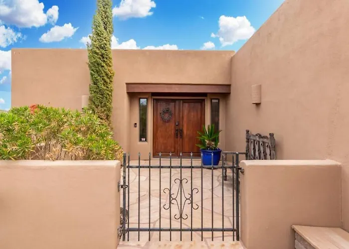 Stunning Secluded Ranch, Sleeps 6 Comfortably, Pool & Jacuzzi *