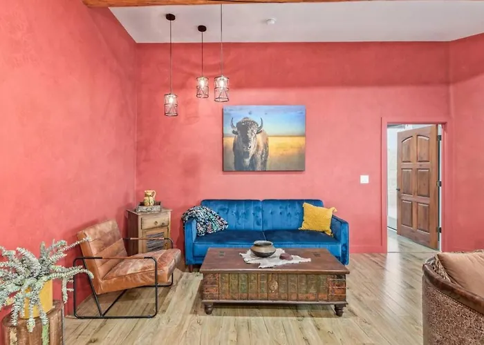Stunning Secluded Ranch, Sleeps 6 Comfortably, Pool & Jacuzzi *